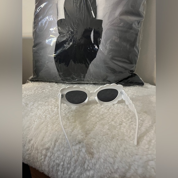 Vintage retro flower shaped sunglasses - Picture 2 of 2